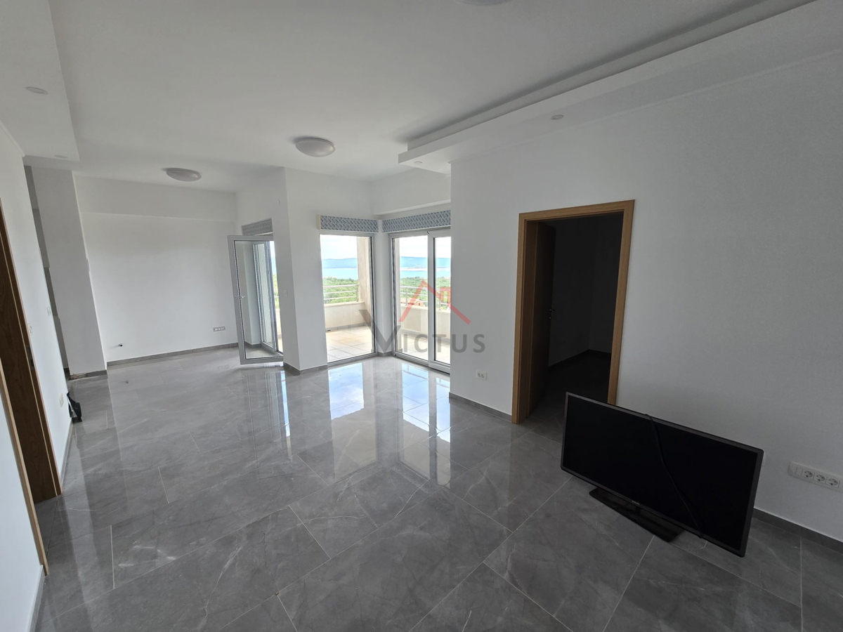 JADRANOVO - 2 camere da letto + bagno, appartamento con due posti auto e vista mare aperta, 73 m2