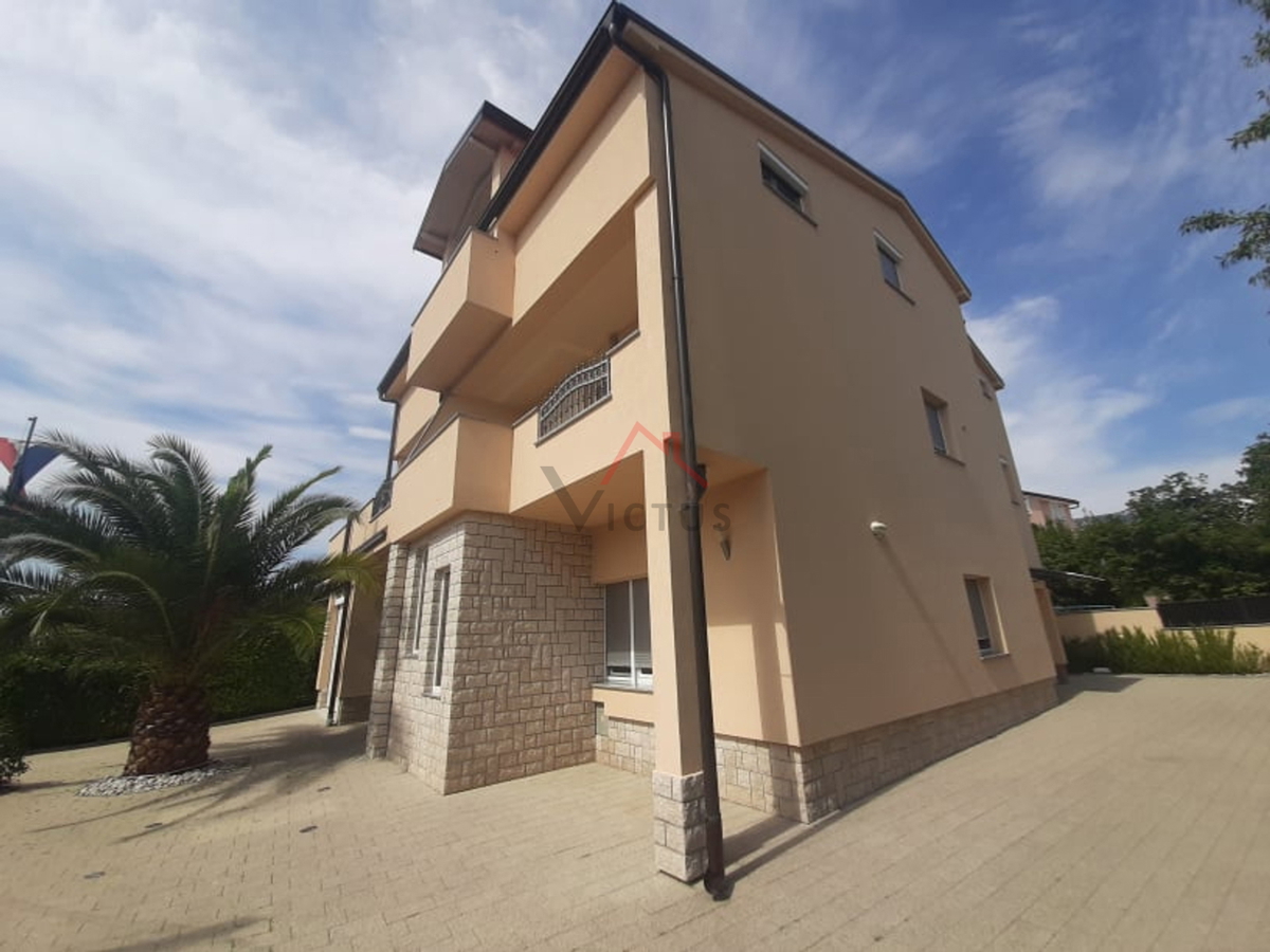 JADRANOVO - 3 camere + soggiorno, appartamento in posizione tranquilla, 102 m2