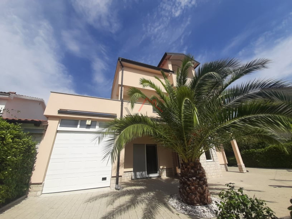 JADRANOVO - 3 camere + soggiorno, appartamento in posizione tranquilla, 102 m2