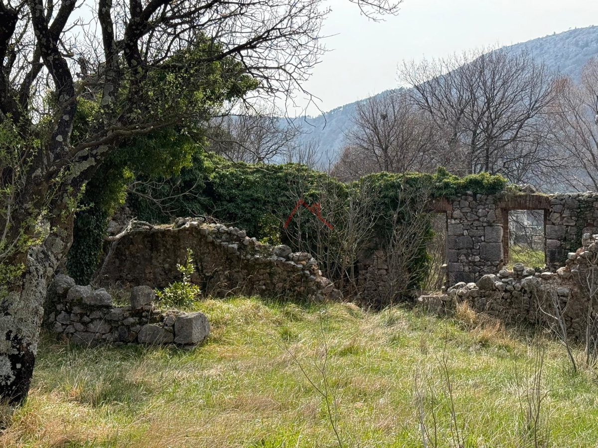 BRIBIR - Terreno edificabile con edificio catastalmente registrato, 961 m2