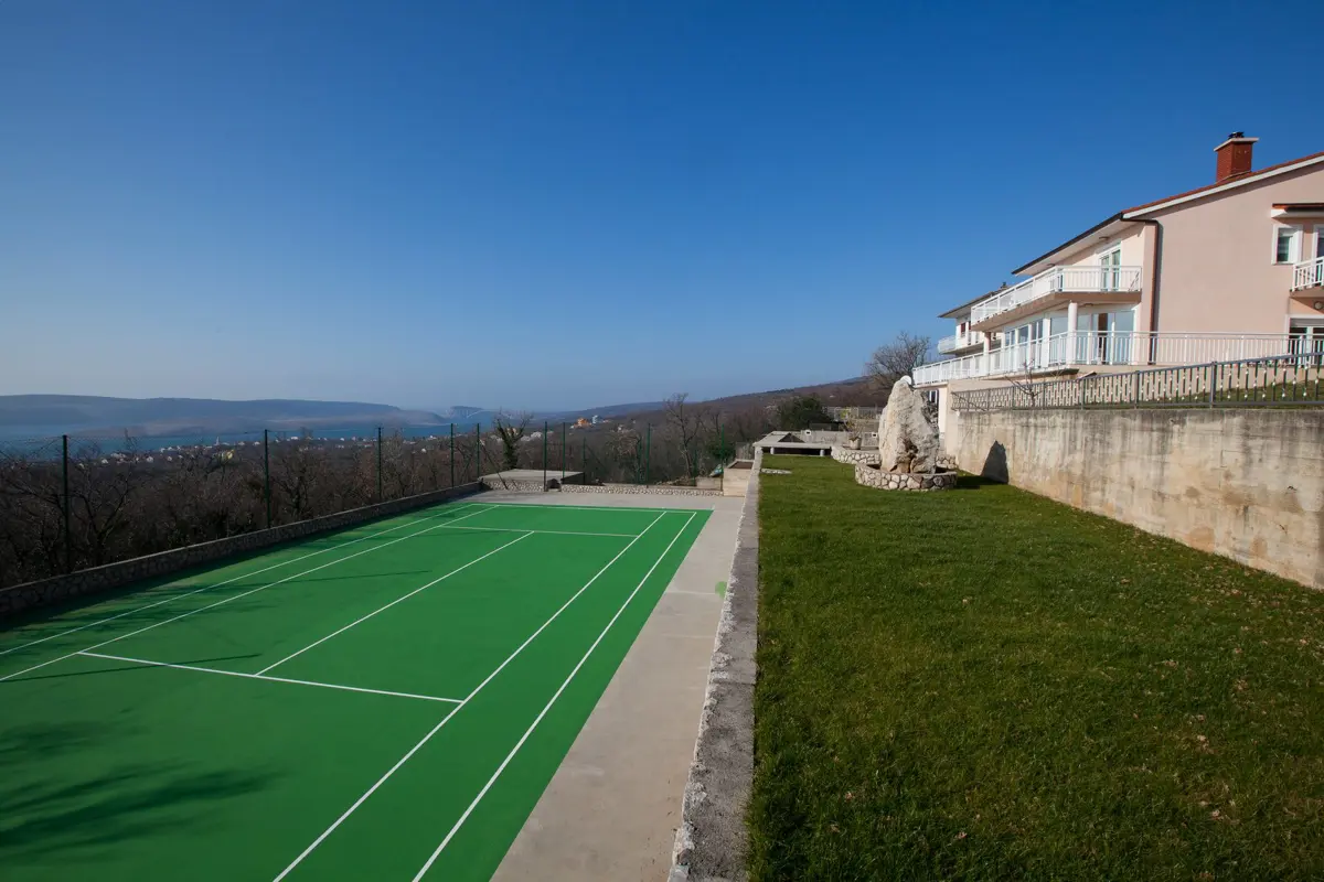 Villa esclusiva con molti servizi e una vista mare unica