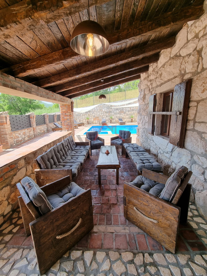 ENTROTERRA DI CRIKVENICA, casa in pietra con piscina