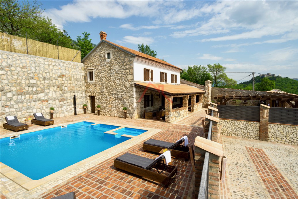 ENTROTERRA DI CRIKVENICA, casa in pietra con piscina