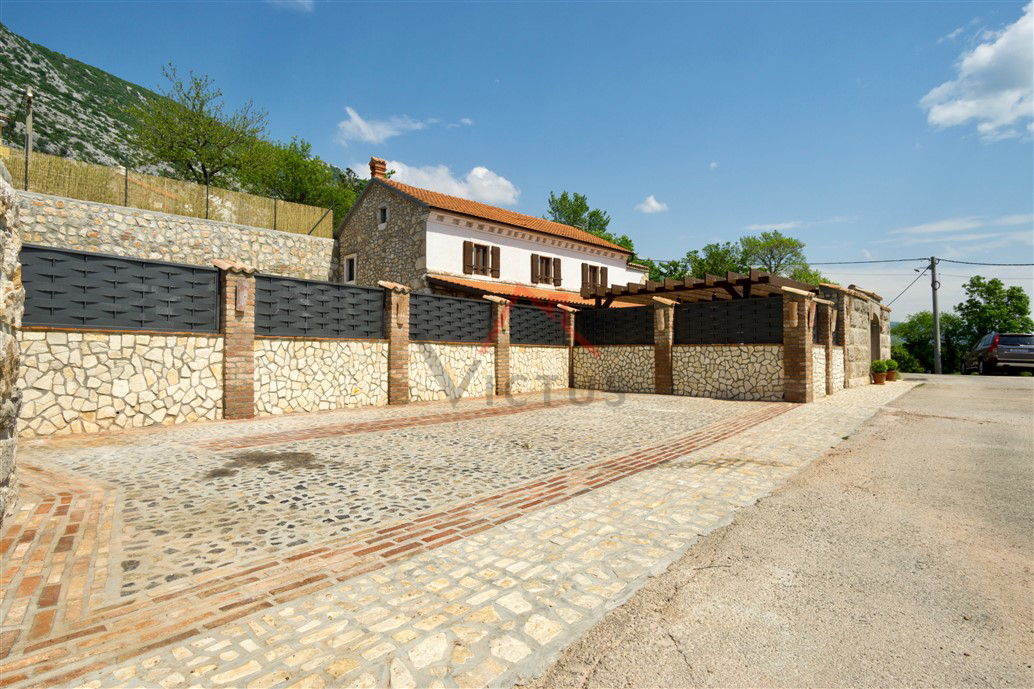 ENTROTERRA DI CRIKVENICA, casa in pietra con piscina