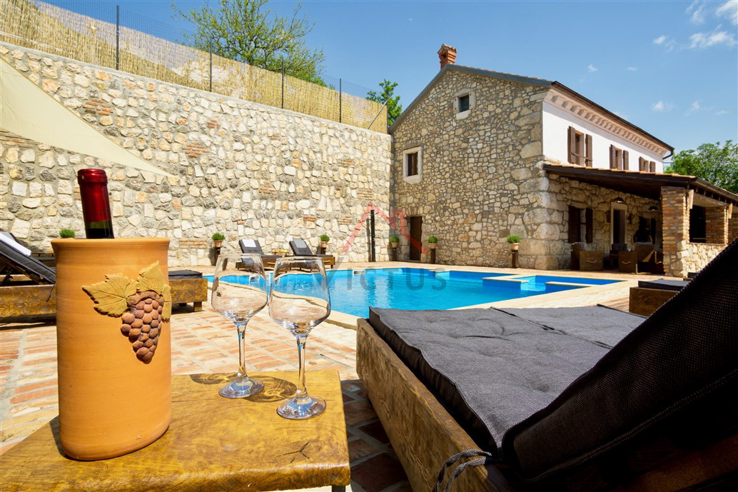 ENTROTERRA DI CRIKVENICA, casa in pietra con piscina