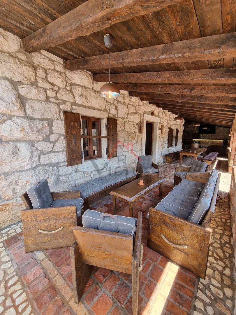 ENTROTERRA DI CRIKVENICA, casa in pietra con piscina