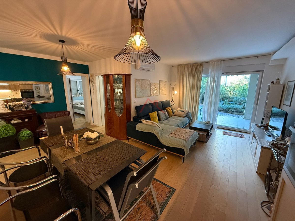 JADRANOVO - 2 camere + soggiorno con angolo cottura, appartamento con giardino e posto auto