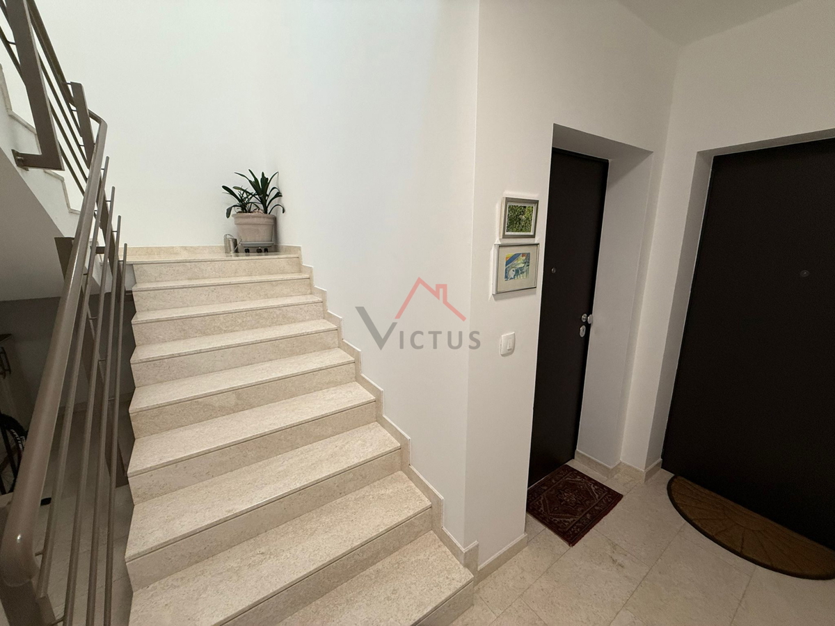 JADRANOVO - 2 camere + soggiorno con angolo cottura, appartamento con giardino e posto auto