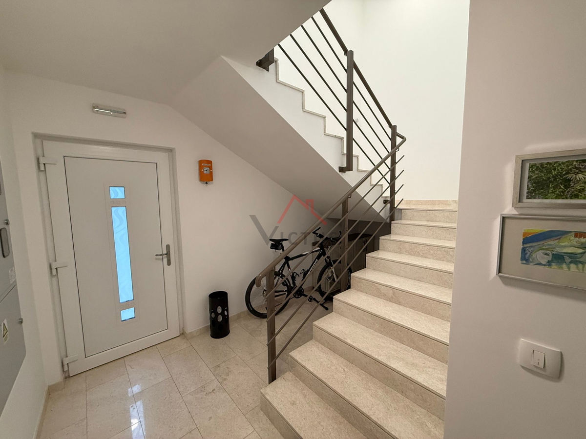 JADRANOVO - 2 camere + soggiorno con angolo cottura, appartamento con giardino e posto auto