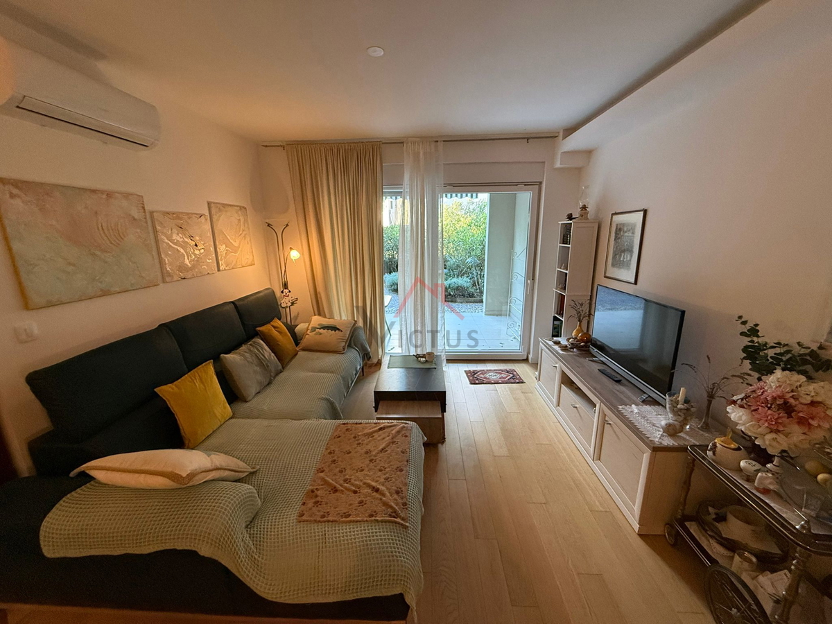 JADRANOVO - 2 camere + soggiorno con angolo cottura, appartamento con giardino e posto auto