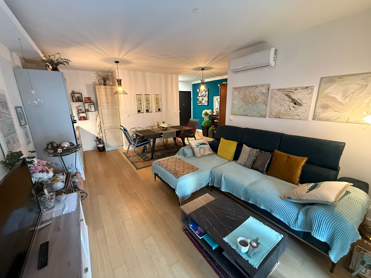 JADRANOVO - 2 camere + soggiorno con angolo cottura, appartamento con giardino e posto auto