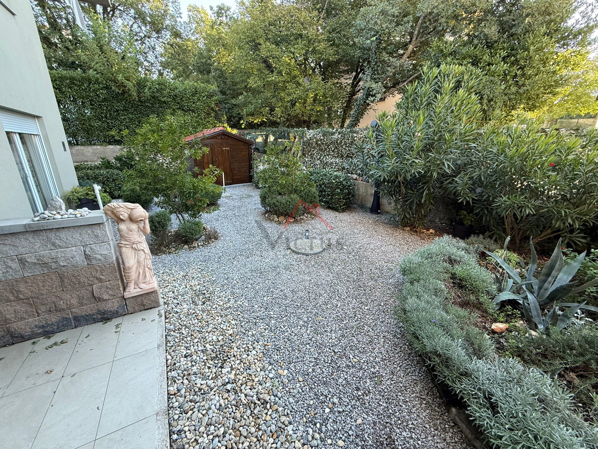 JADRANOVO - 2 camere + soggiorno con angolo cottura, appartamento con giardino e posto auto