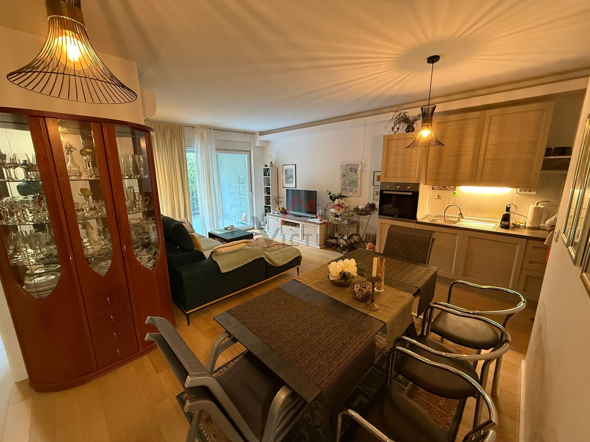 JADRANOVO - 2 camere + soggiorno con angolo cottura, appartamento con giardino e posto auto