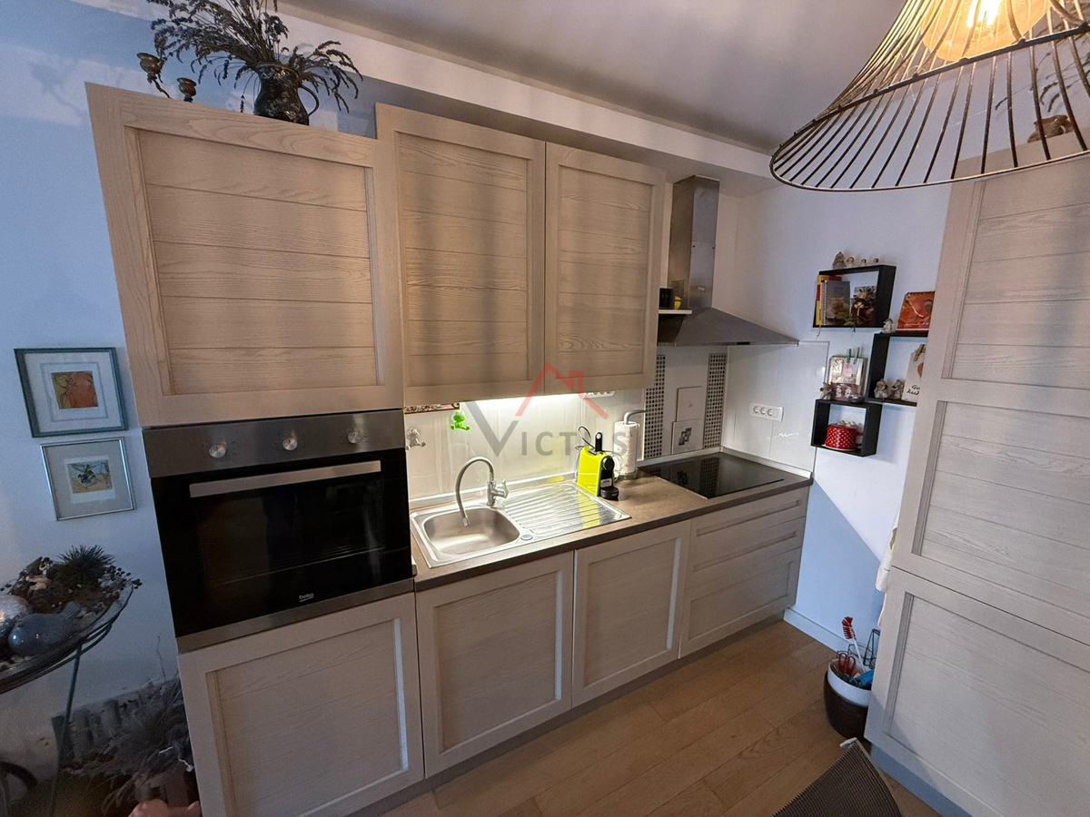 JADRANOVO - 2 camere + soggiorno con angolo cottura, appartamento con giardino e posto auto