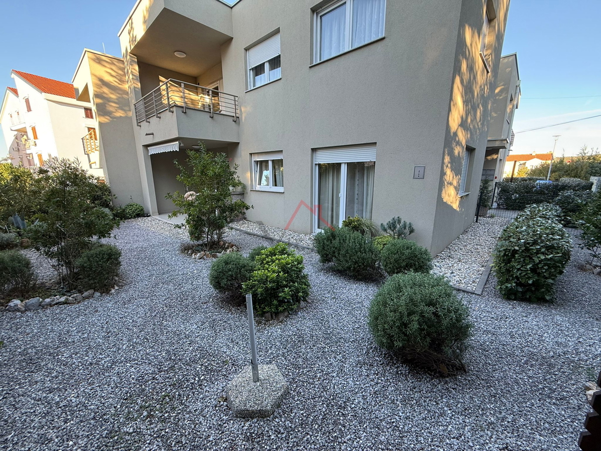 JADRANOVO - 2 camere + soggiorno con angolo cottura, appartamento con giardino e posto auto