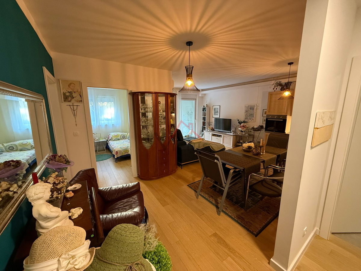 JADRANOVO - 2 camere + soggiorno con angolo cottura, appartamento con giardino e posto auto