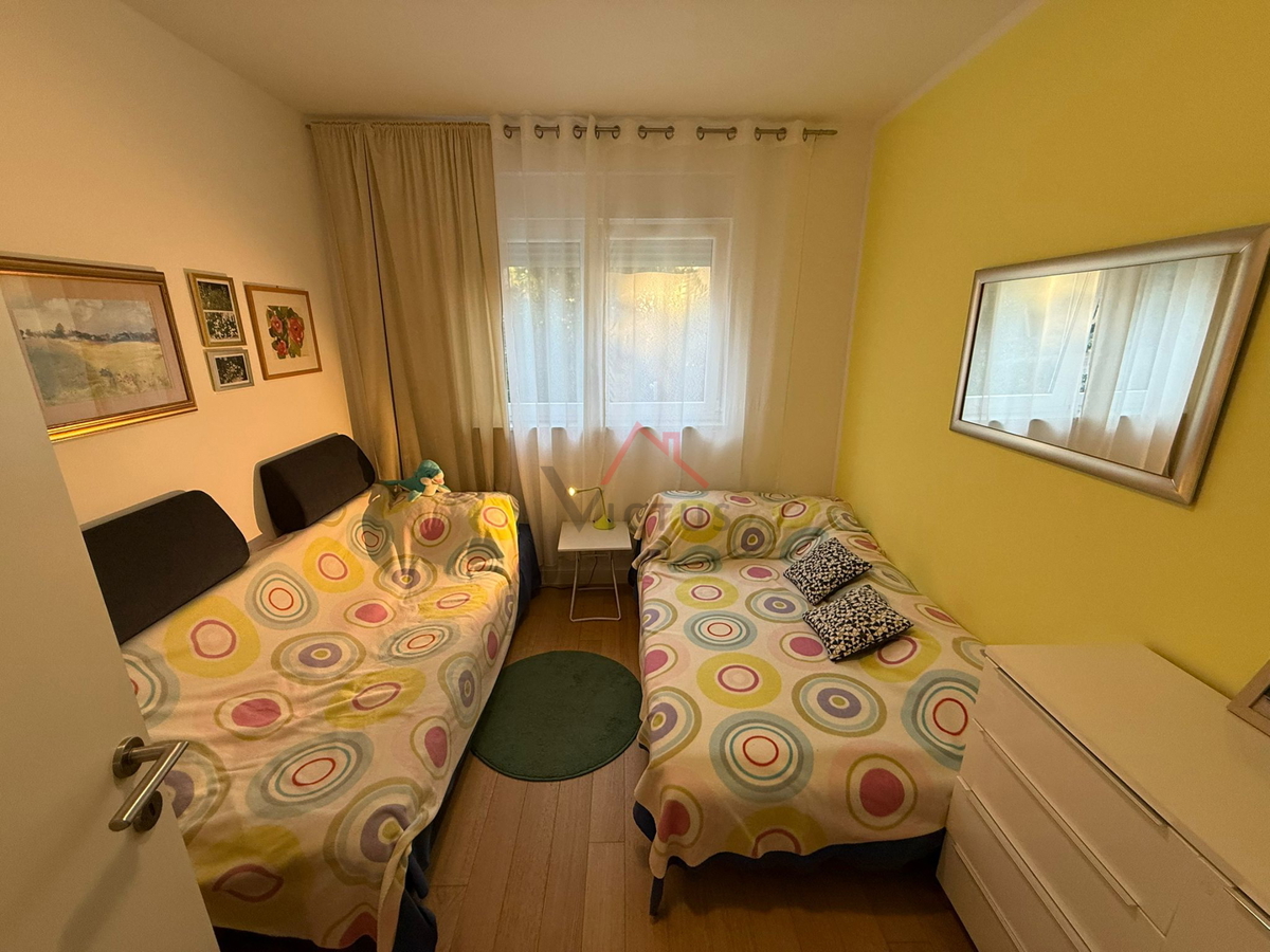 JADRANOVO - 2 camere + soggiorno con angolo cottura, appartamento con giardino e posto auto