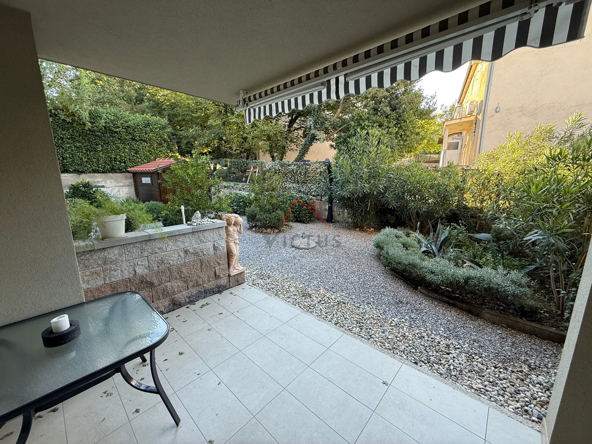 JADRANOVO - 2 camere + soggiorno con angolo cottura, appartamento con giardino e posto auto