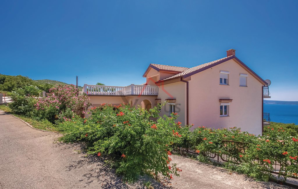 CRIKVENICA - casa con tre appartamenti, piscina e garage