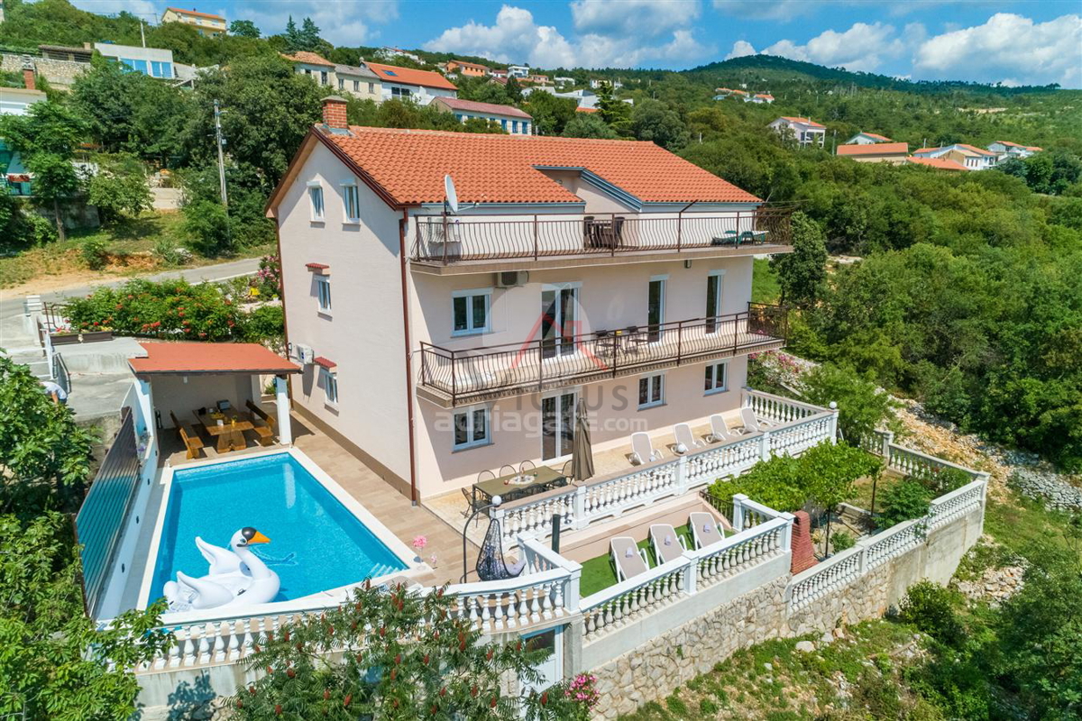 CRIKVENICA - casa con tre appartamenti, piscina e garage