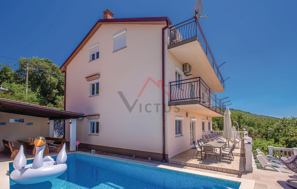 CRIKVENICA - casa con tre appartamenti, piscina e garage