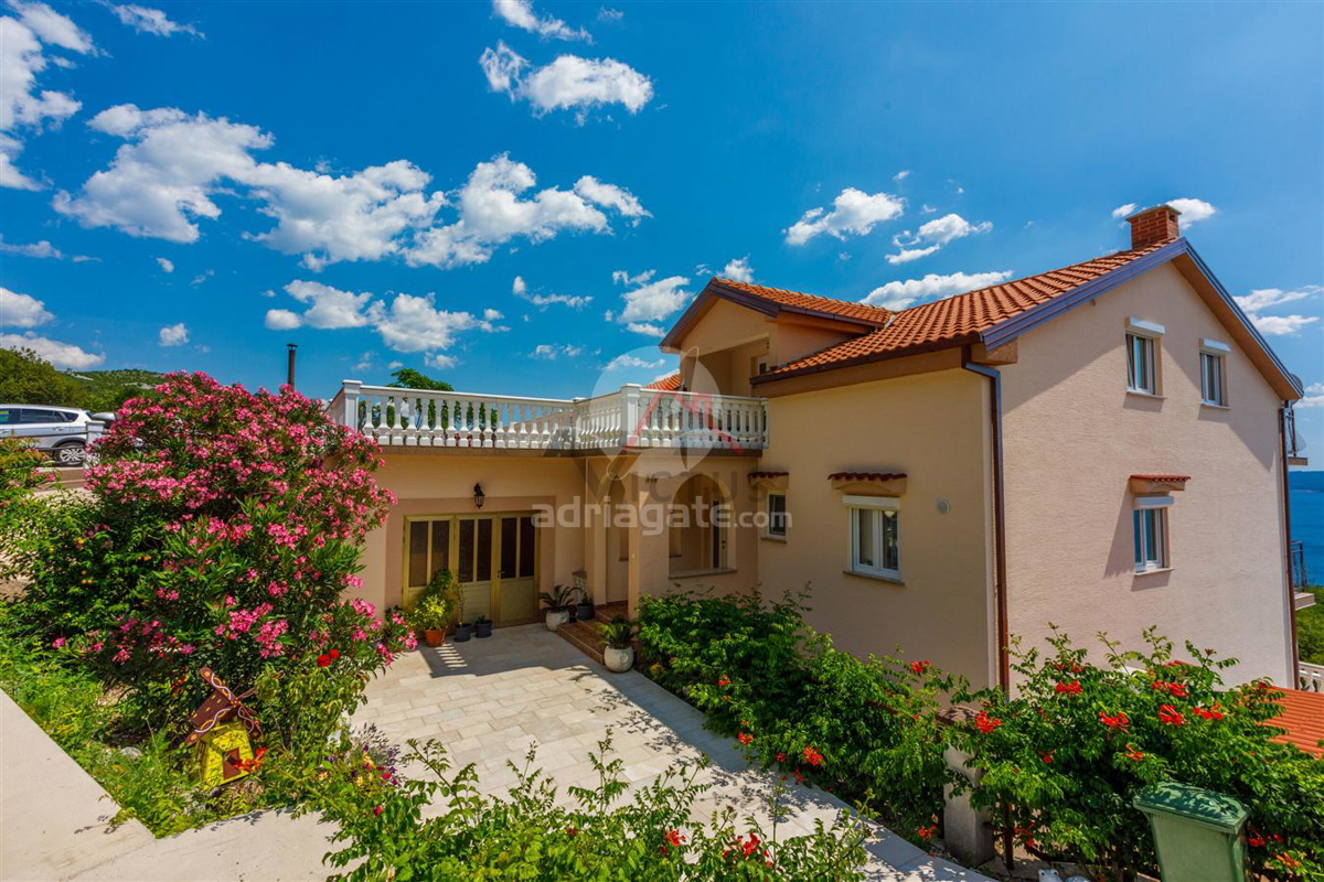 CRIKVENICA - casa con tre appartamenti, piscina e garage