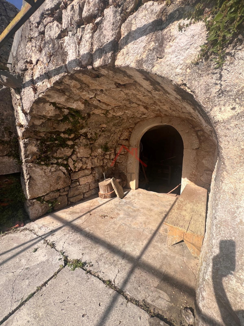 GRIŽANE - Casa in pietra con cortile