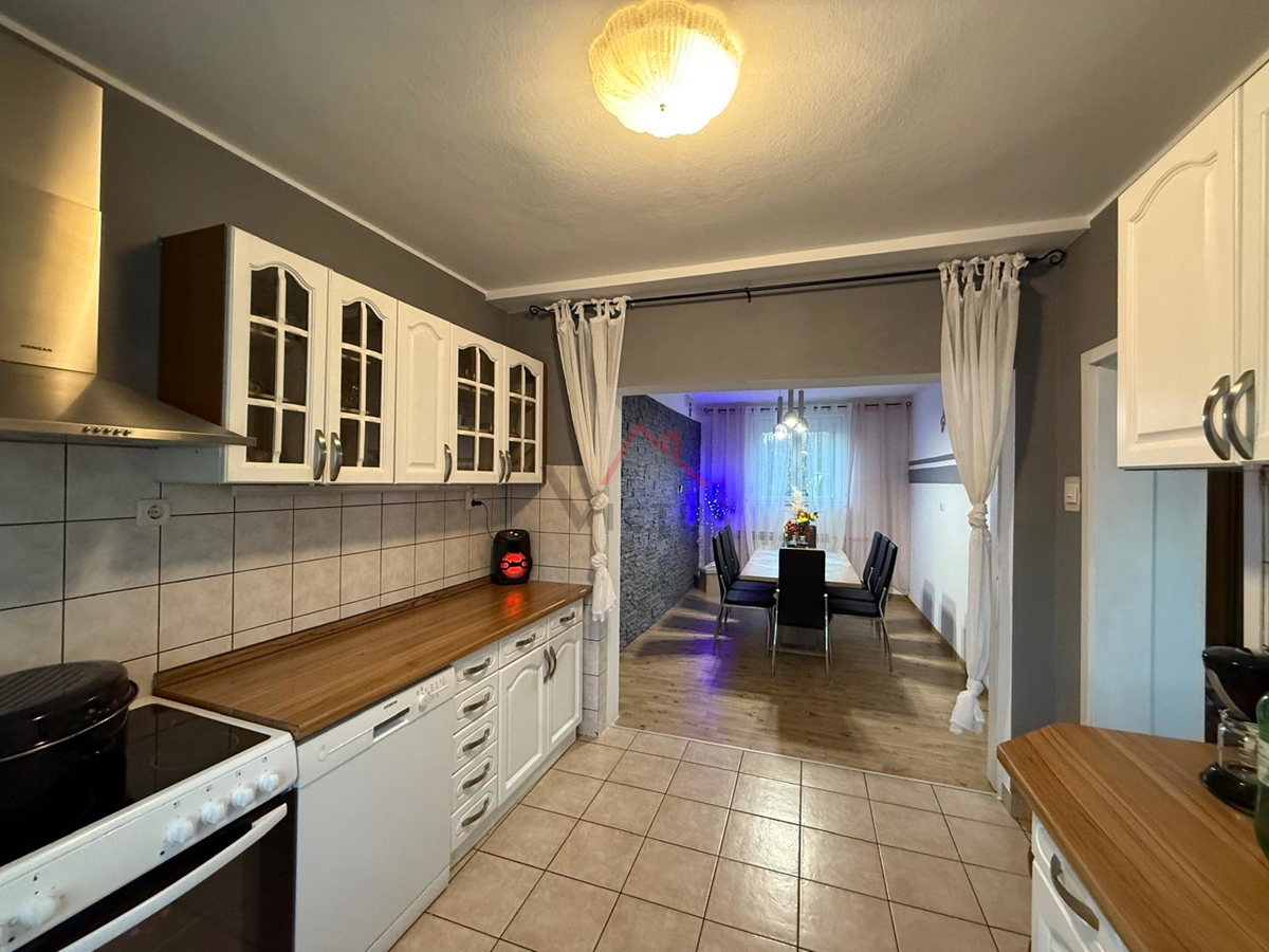 GRIŽANE - Casa con piscina nell'entroterra