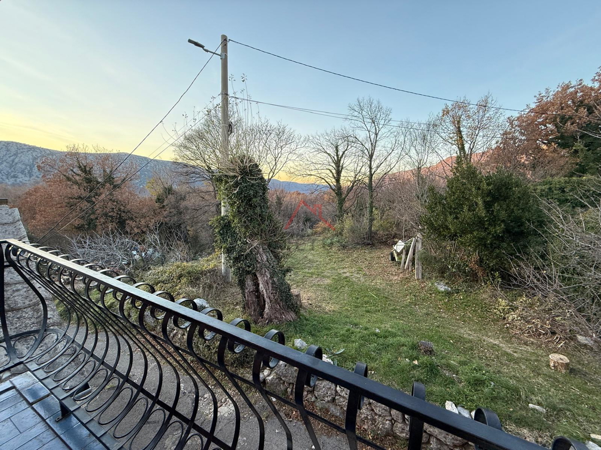 GRIŽANE - Casa con piscina nell'entroterra