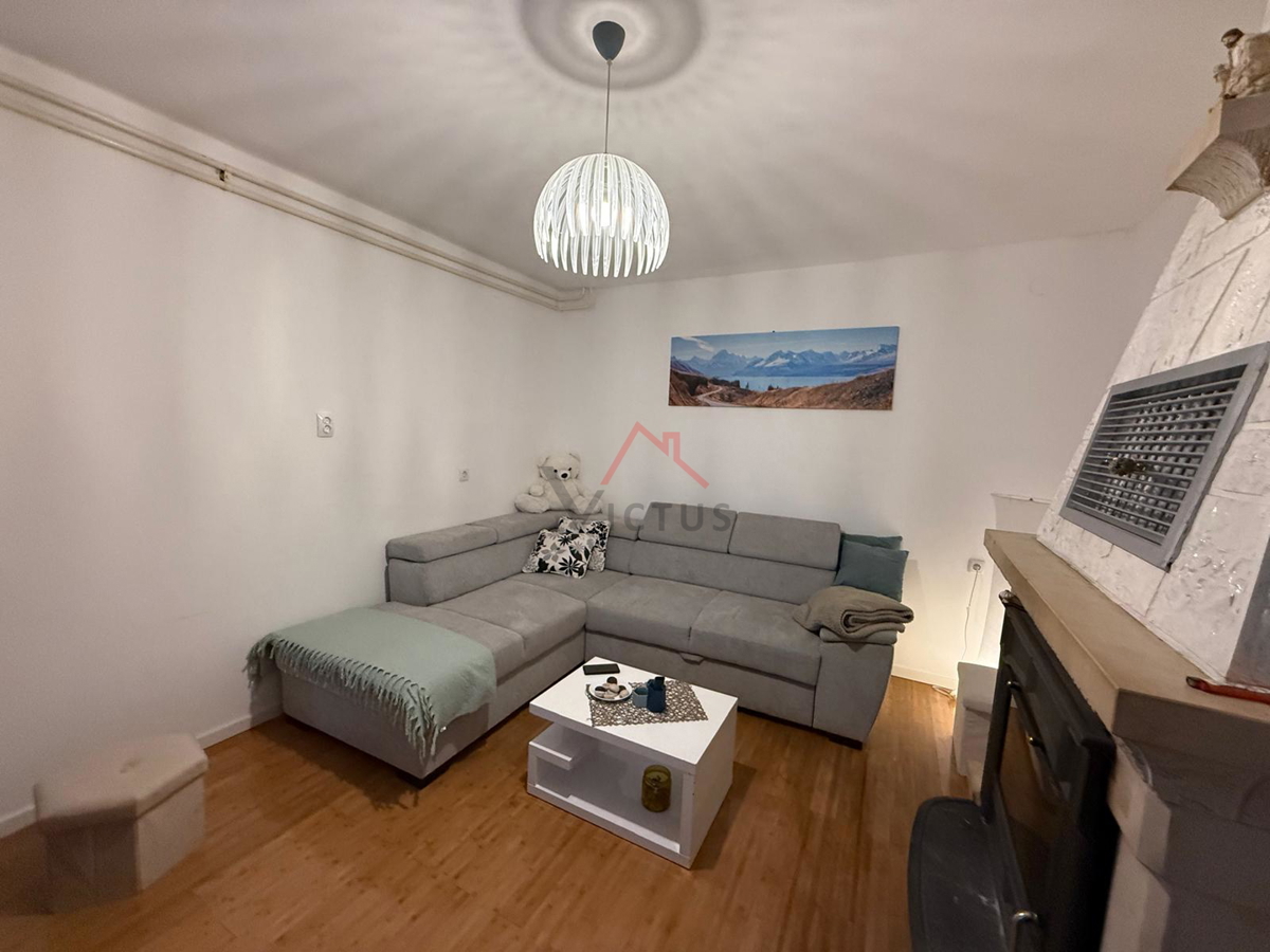 GRIŽANE - Casa con piscina nell'entroterra