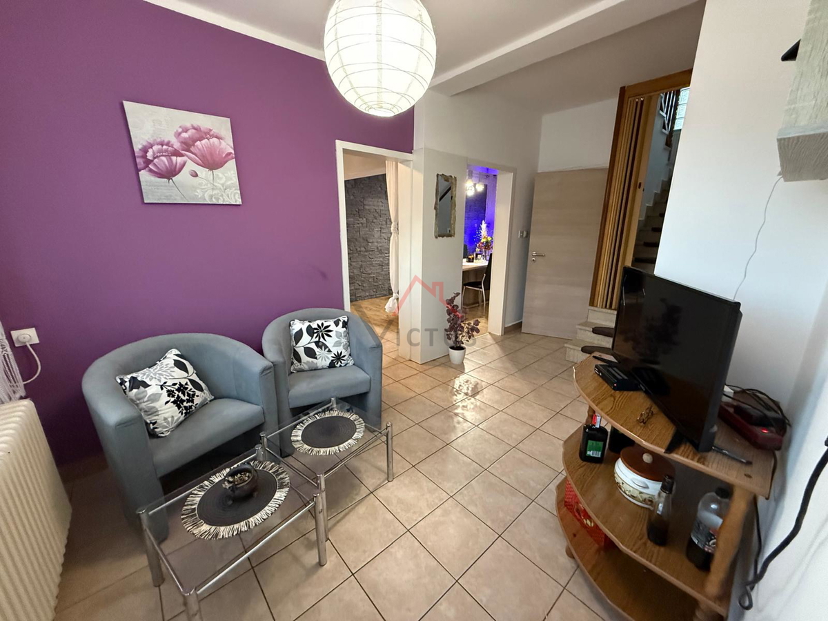 GRIŽANE - Casa con piscina nell'entroterra