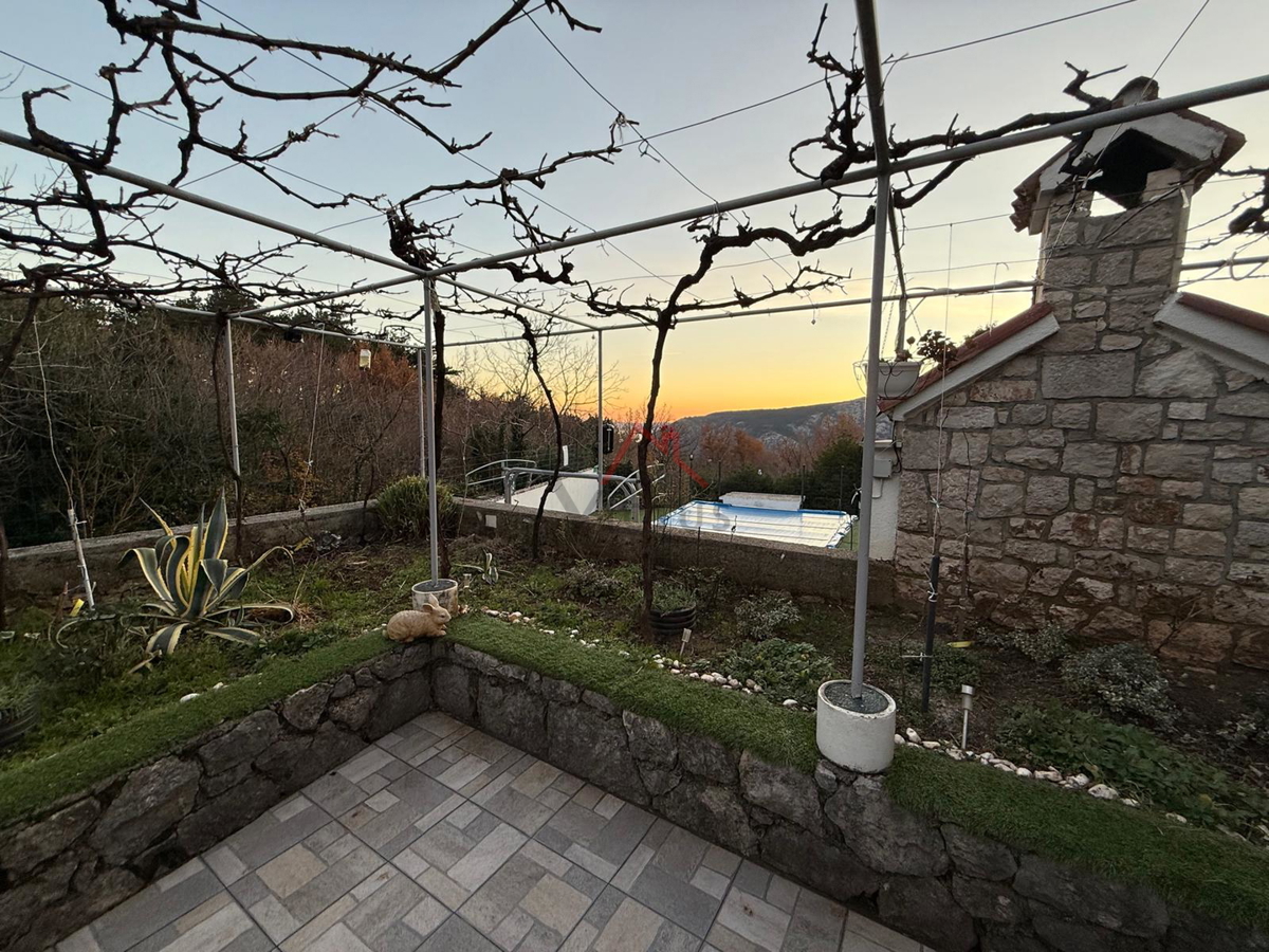 GRIŽANE - Casa con piscina nell'entroterra