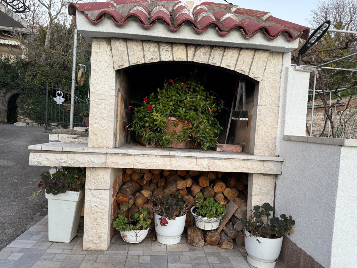 GRIŽANE - Casa con piscina nell'entroterra