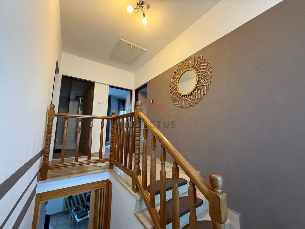 GRIŽANE - Casa con piscina nell'entroterra