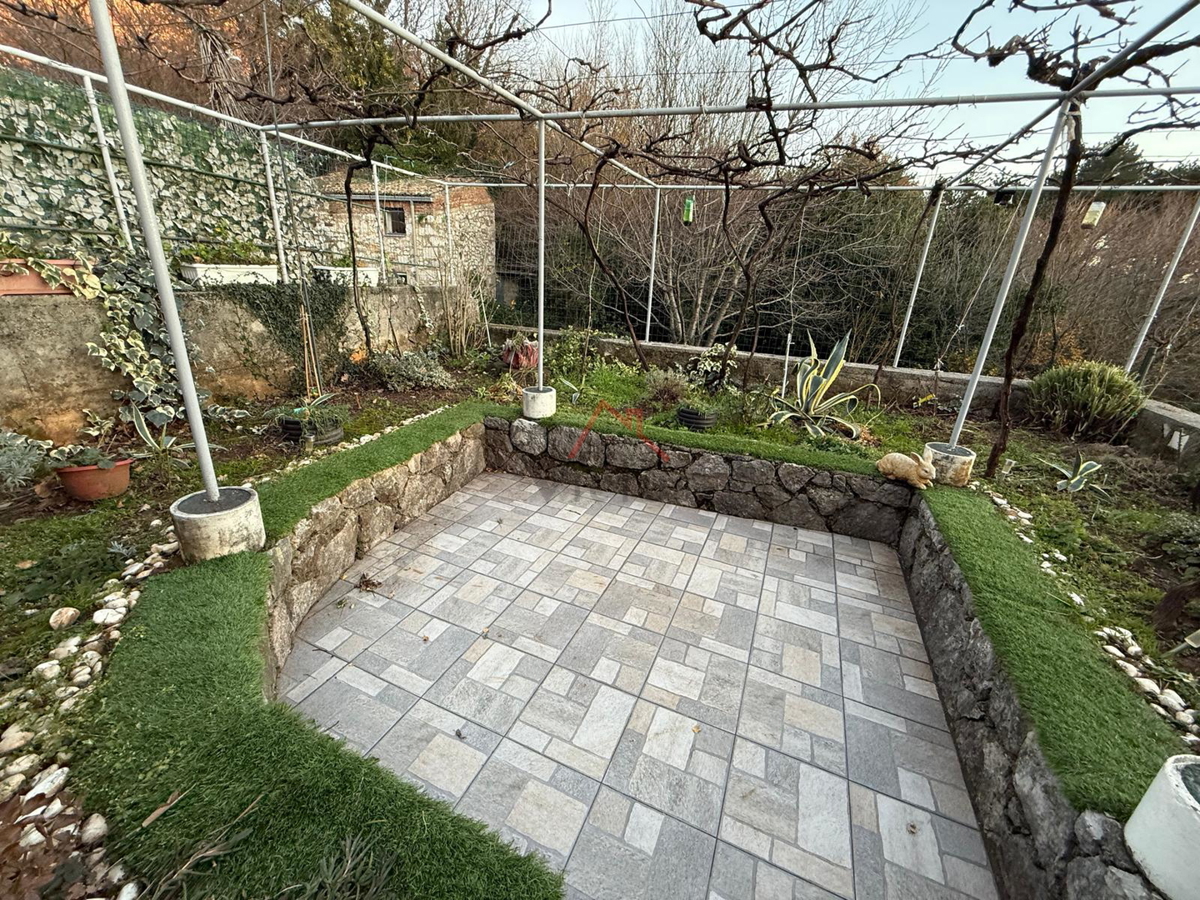 GRIŽANE - Casa con piscina nell'entroterra