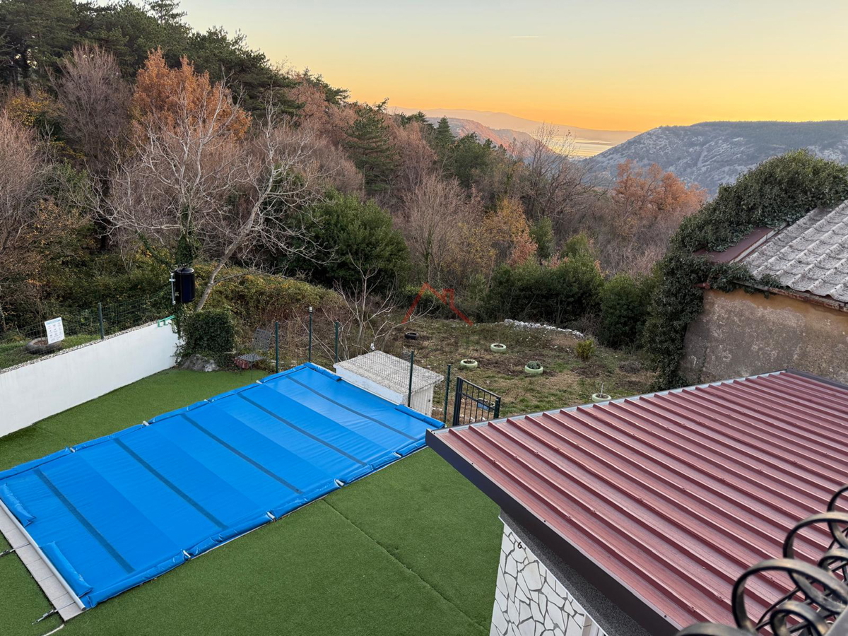 GRIŽANE - Casa con piscina nell'entroterra