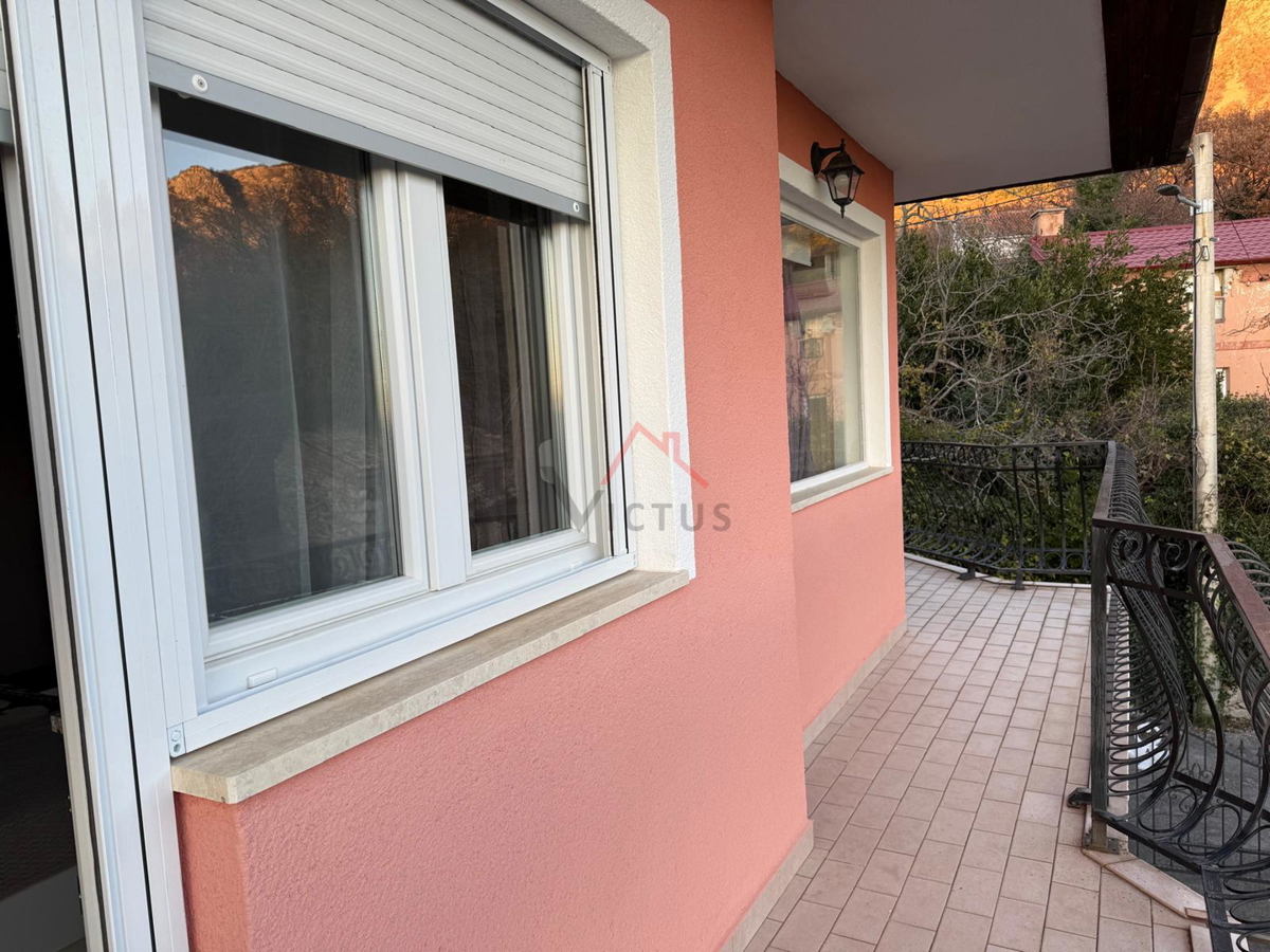 GRIŽANE - Casa con piscina nell'entroterra