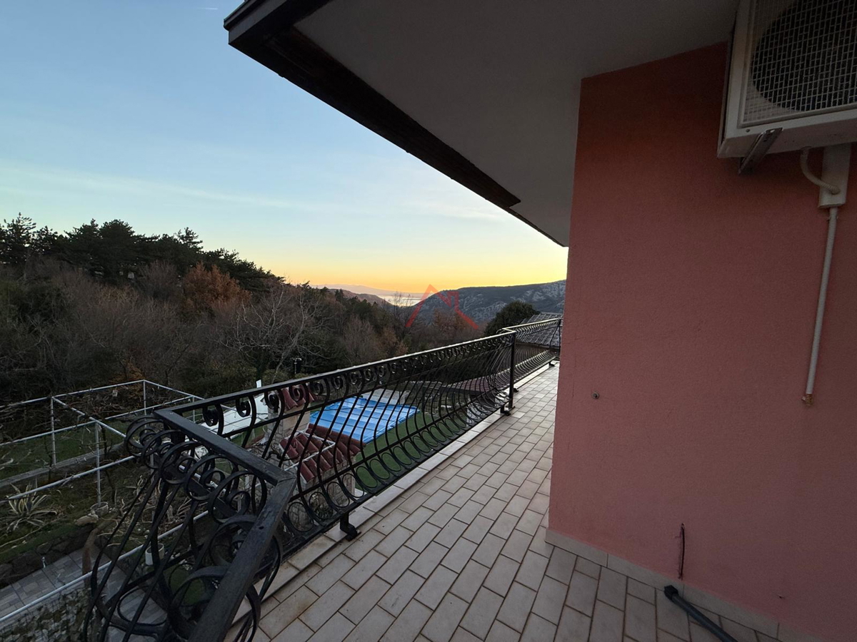 GRIŽANE - Casa con piscina nell'entroterra