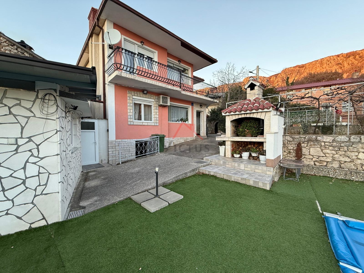 GRIŽANE - Casa con piscina nell'entroterra
