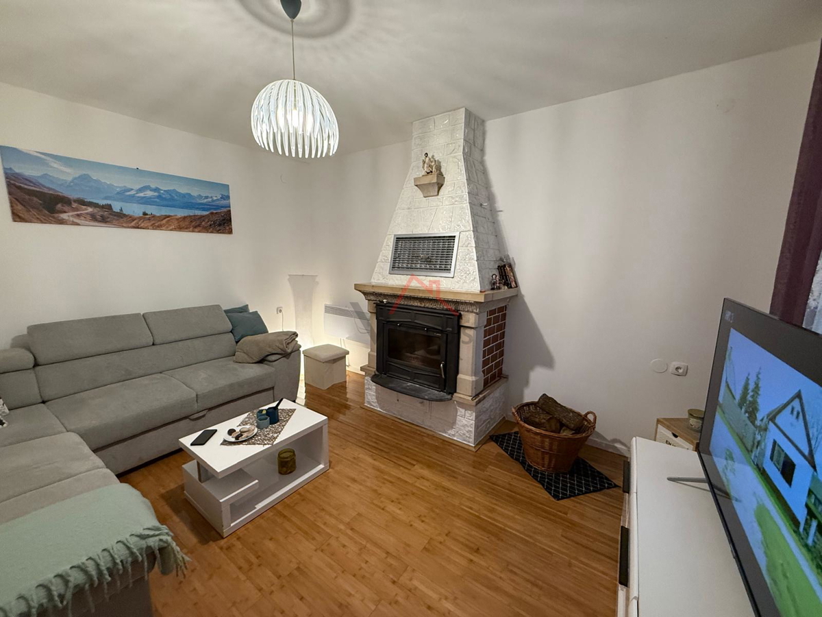 GRIŽANE - Casa con piscina nell'entroterra