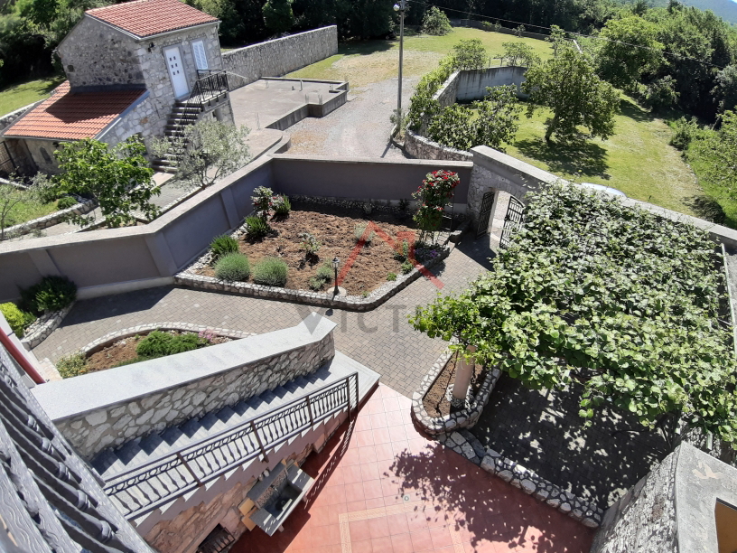 COMUNE DI VINODOL-GRIŽANE due case con giardino di 1120 m2