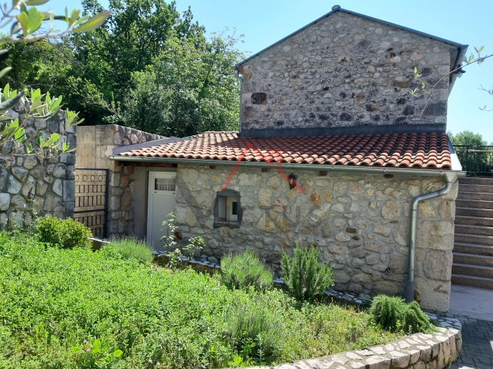 COMUNE DI VINODOL-GRIŽANE due case con giardino di 1120 m2