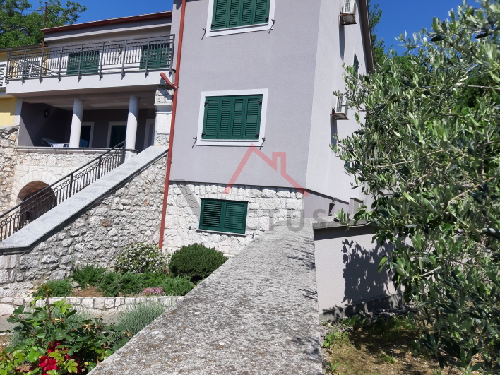 COMUNE DI VINODOL-GRIŽANE due case con giardino di 1120 m2