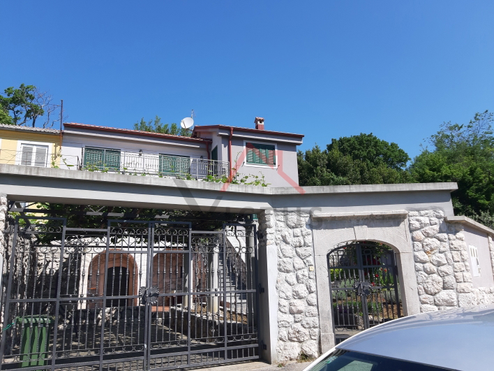 COMUNE DI VINODOL-GRIŽANE due case con giardino di 1120 m2