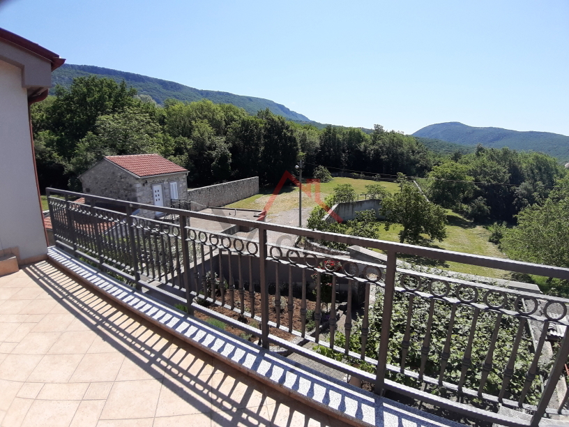 COMUNE DI VINODOL-GRIŽANE due case con giardino di 1120 m2