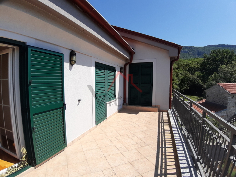 COMUNE DI VINODOL-GRIŽANE due case con giardino di 1120 m2