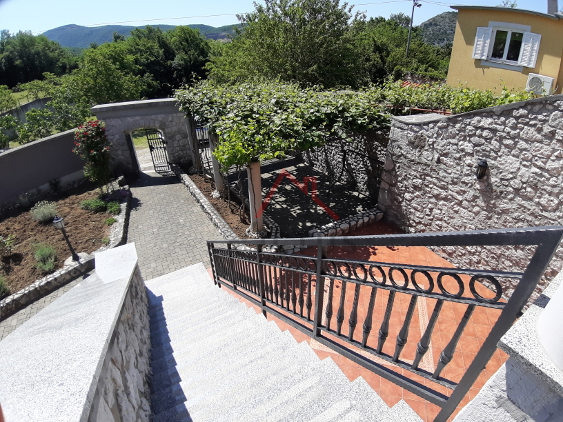 COMUNE DI VINODOL-GRIŽANE due case con giardino di 1120 m2