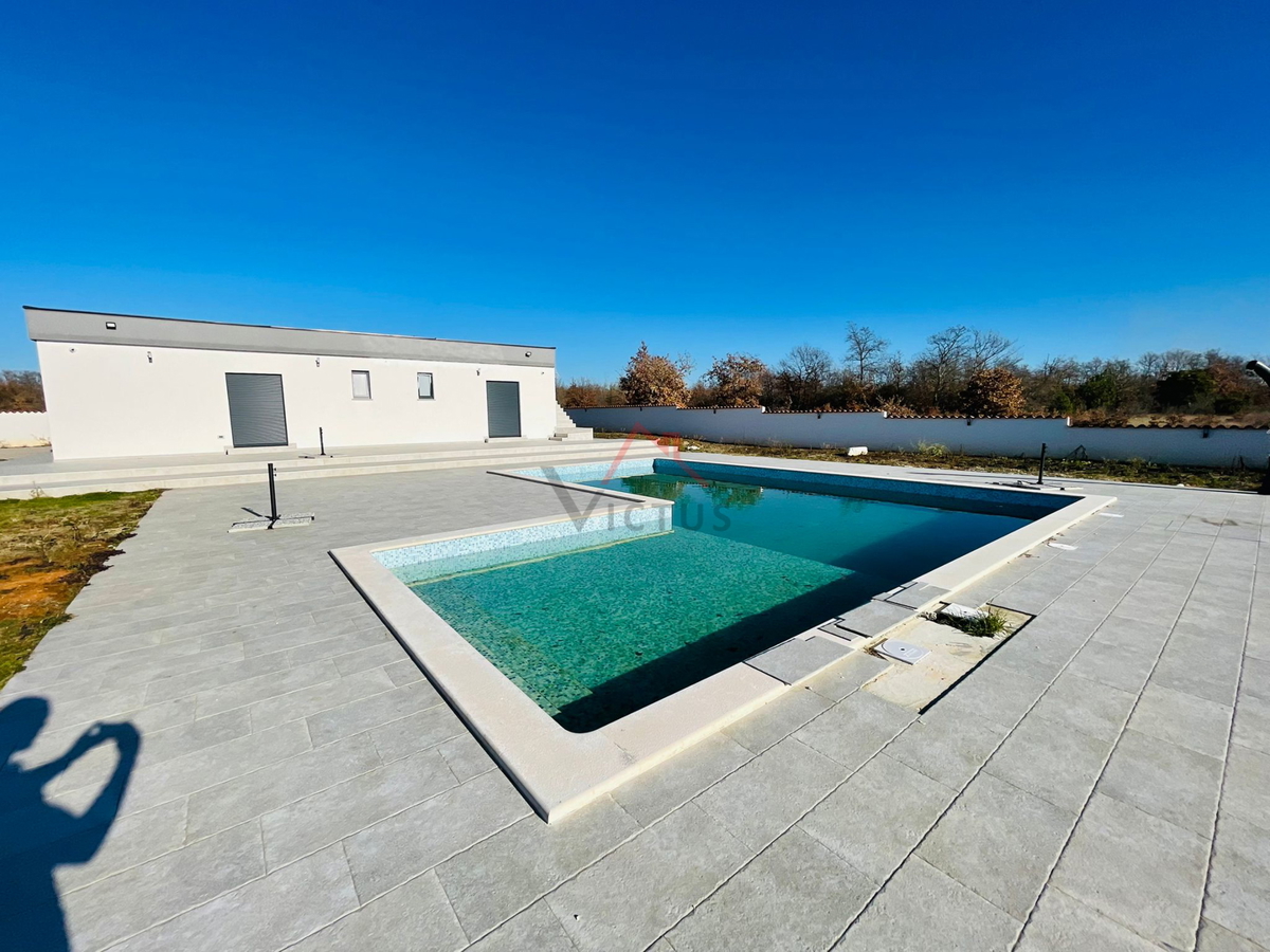 POREČ, DINTORNI - piano terra con piscina e terreno 1300m2