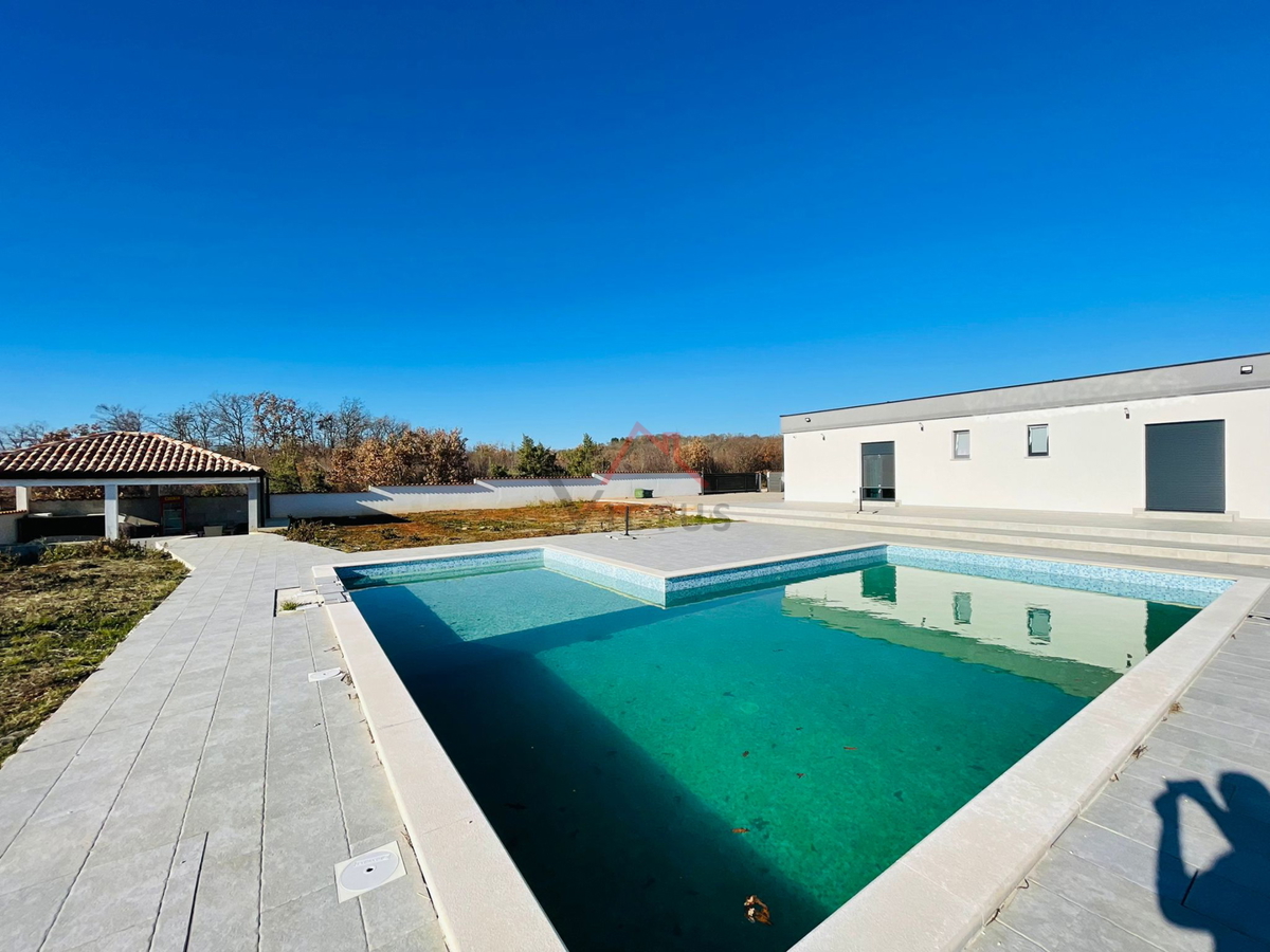 POREČ, DINTORNI - piano terra con piscina e terreno 1300m2