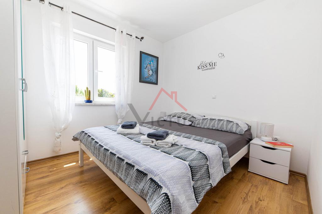 CRIKVENICA - Casa con 3 appartamenti, a 150 m dal mare